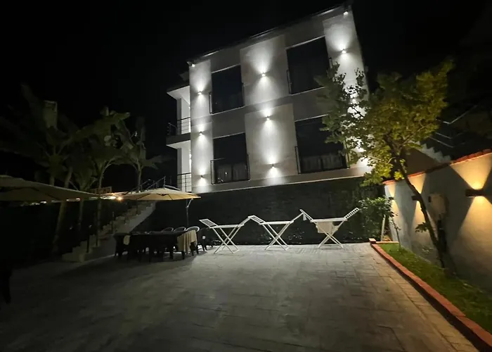 Azure Waves Отель Влёра